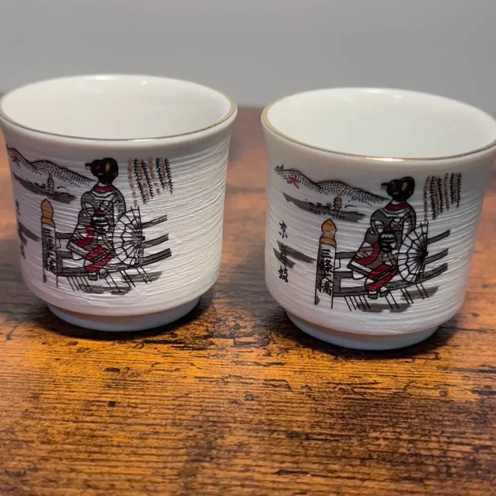 New In The Box Maiko Japanese Sushi Sake Bottle 2 Cups NEW Stunning Pottery
